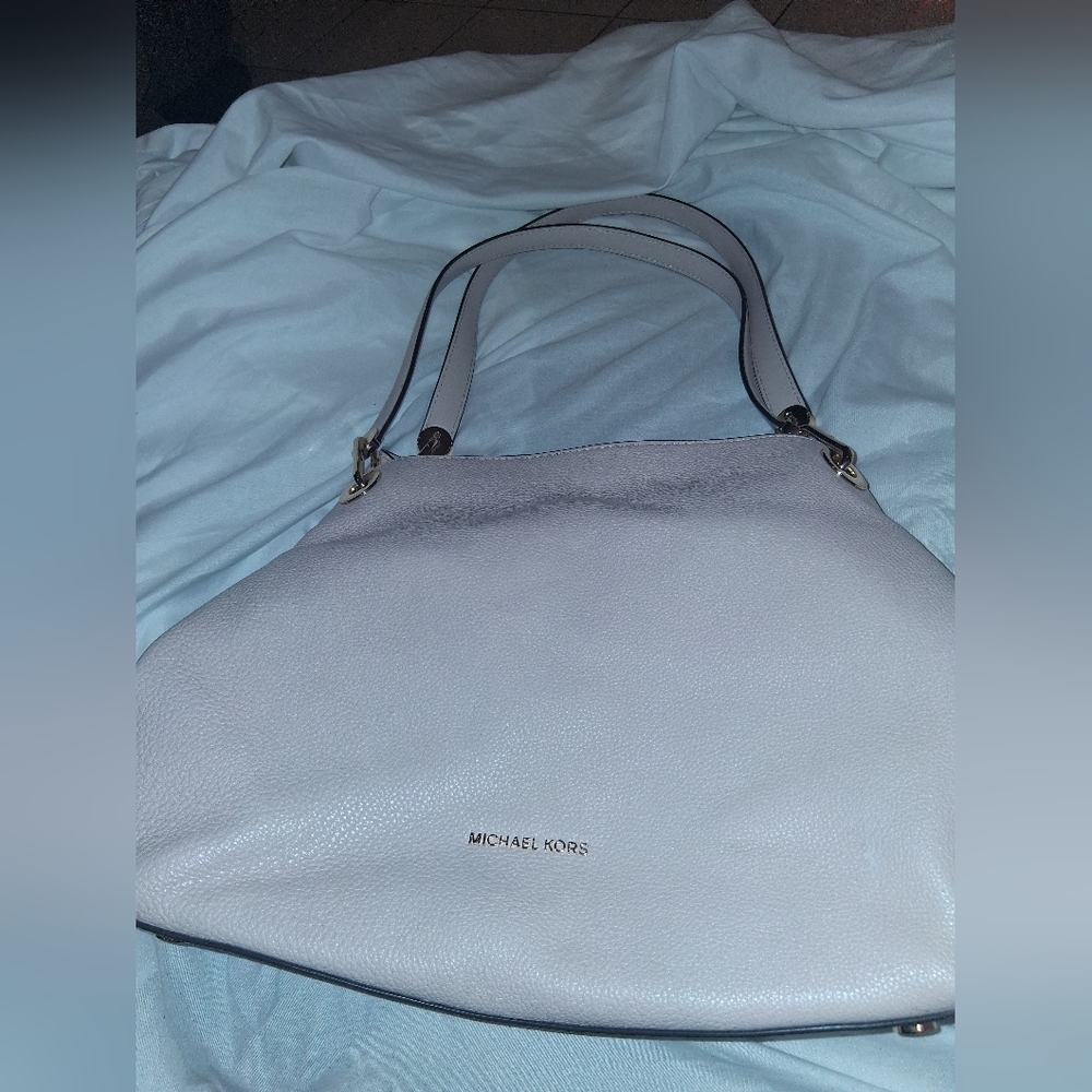 Michael Kors Baby Pink Leathear With Golden Hardware Shoulder Bag